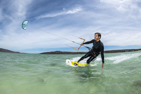 Duotone Gonzales Mono twin-tip kiteboard en kitesurf sur une plage océanique