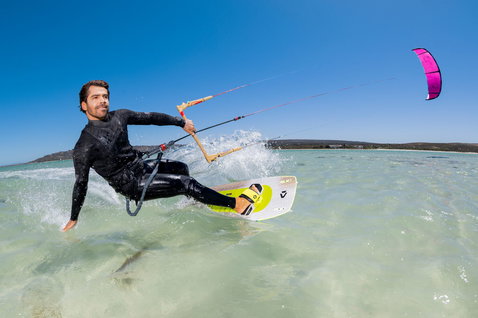 Duotone Juice Gonzales twin-tip kiteboard en kitesurf dans un lagon tropical peu profond
