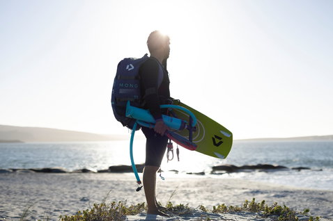 Duotone twin-tip kiteboard lors d'une session de kitesurf sur la plage