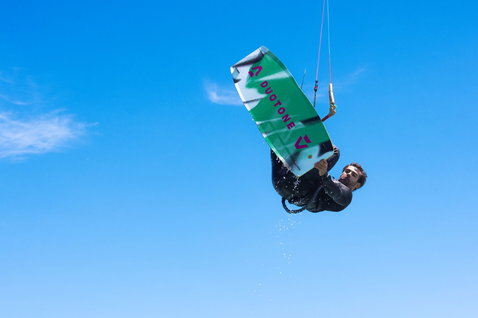 Spike kiteboard twin-tip en kitesurf sous ciel ouvert
