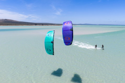 Kite LEI durante il kitesurf su bassi fondali tidali e spiaggia lagunare costiera
