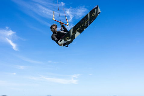 Spike SLS kiteboard twin-tip en kitesurf sur la côte en vol