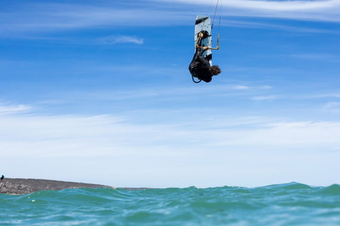 Spike SLS kiteboard twin-tip en train de faire du kitesurf sur l'océan