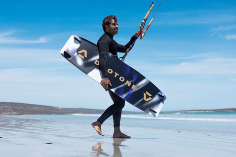 Duotone Spike SLS planche de kitesurf twin-tip pendant le kitesurf sur la plage océanique