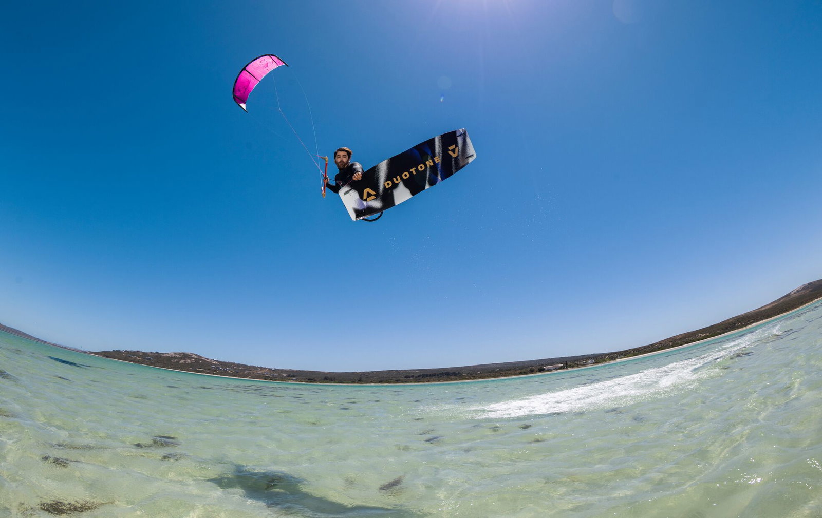 Reno Romeu con la Duotone Spike SLS 2026 en el agua