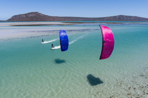 Duotone Juice LEI kite lors d'une session de kitesurf dans un lagon tropical peu profond