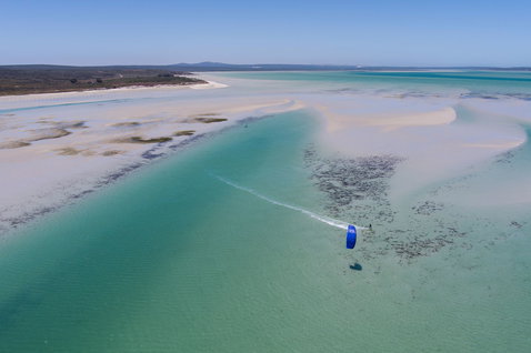 LEI kite lors de kitesurf dans un lagon côtier avec bancs de sable blanc