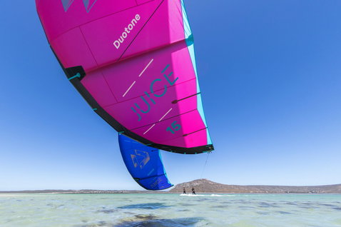 LEI kite 15m lors d'une session de kitesurf dans un lagon turquoise peu profond avec des collines