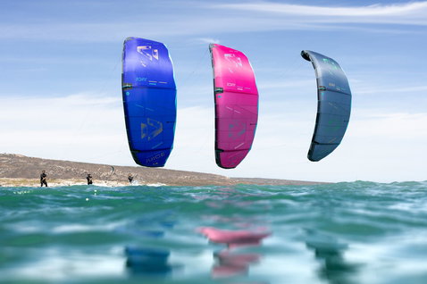 Kite LEI en kitesurf sur une côte rocheuse de l'océan