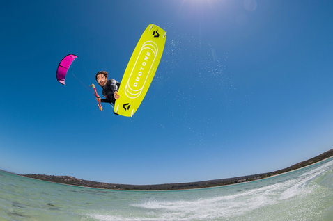 Duotone Juice Gonzales LEI kite lors d'une session kitesurf dans un lagon d'eau plate sur l'océan