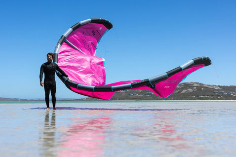 Duotone Juice LEI kite lors du kitesurf dans un lagon peu profond sur une plage océanique