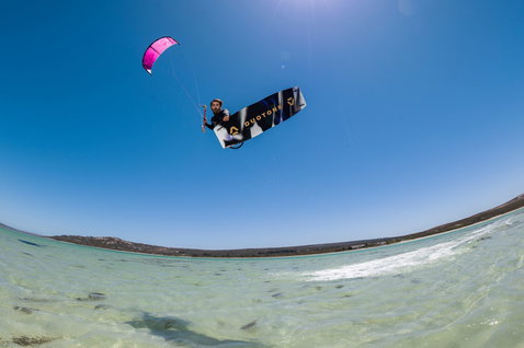 Aile LEI Spike SLS lors du kitesurf dans un lagon côtier aux eaux claires et peu profondes