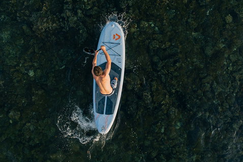 Paddle gonflable Duotone Flow Air SLS lors d'une session de stand-up paddle en mer, vue aérienne