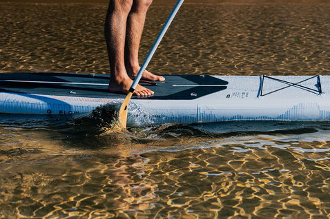 Planche de SUP gonflable Duotone iSUP Flow Air SLS lors d'une session de stand-up paddle en eau peu profonde