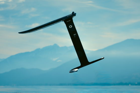 Duotone_Wing_Foiling_Front-Wing-AMP-2.0-SLS_Action-Shots_4