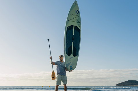 Duotone Blitz Air SLS planche SUP gonflable lors d'une session stand-up paddle sur la plage