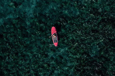 Duotone Grace Air SLS inflatable SUP board during paddling on the ocean in coral