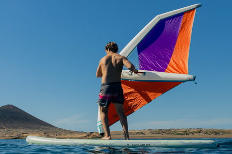 Duotone Alfa Air WS iSUP Windsurf-Paket beim Windsurfen auf ruhigem Küstengewässer