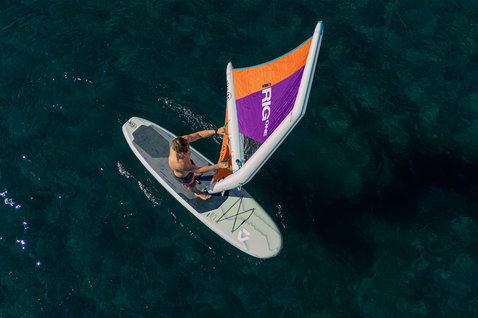 Duotone Alfa WS Air iSUP Windsurf-Paket beim Windsurfen auf dem Meer aus der Vogelperspektive