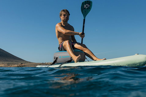 Duotone Kayak Seat siège de kayak gonflable lors d'une session de SUP kayak sur l'océan