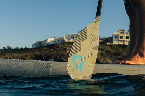Pagaie SUP Duotone Carbon 40 Slim Adj. lors d'une session de stand up paddle en bord de mer