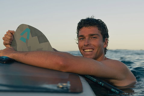 Pagaie SUP Duotone Carbon 40 Slim 7.3" lors d'une session de stand-up paddle en mer ouverte