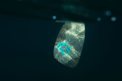 Pale de pagaie SUP Duotone Carbon 40 sous l'eau en bleu nuit et cyan
