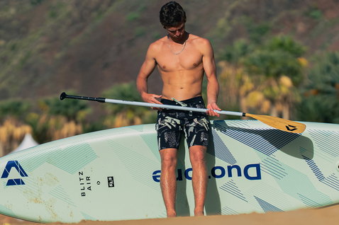 Pagaie SUP réglable Duotone Bamboo Carbon 60 lors d'une session de stand up paddle sur plage tropicale ensoleillée