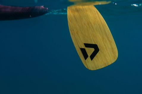 Pale de pagaie SUP Duotone Bamboo Carbon 60 sous l'eau lors d'une session de stand-up paddle