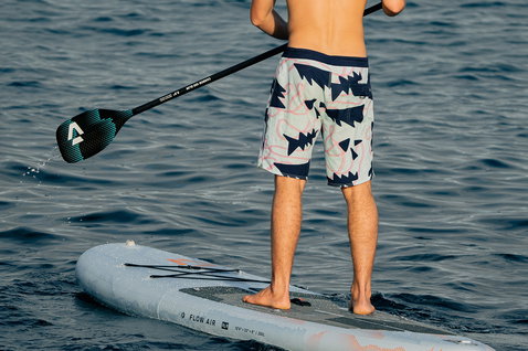 Pagaie SUP Duotone Carbon 100 lors d'une session de stand-up paddle en mer en vert sarcelle foncé et noir