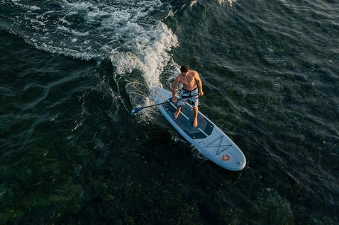 Pagaie SUP réglable Duotone Carbon 100 utilisée lors d'une course SUP en mer vue aérienne