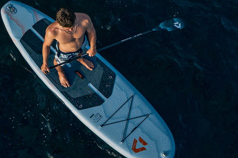 Pagaie SUP Duotone Carbon 100 lors d'une session de stand up paddle en eau libre