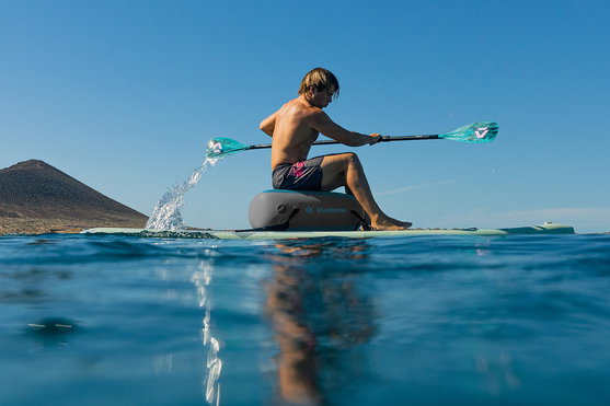 Duotone Blitz Air SLS iSUP Package durante kayak SUP touring no oceano com paisagem vulcânica