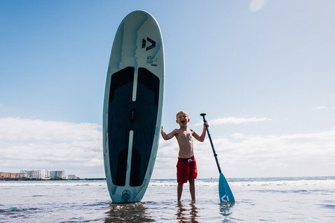 Planche SUP gonflable Duotone Now Air SLS lors du stand up paddle sur la plage avec enfant