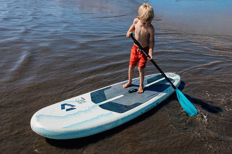 Planche SUP gonflable Duotone Now Air SLS 7'10" lors du stand-up paddle en eau calme avec un enfant