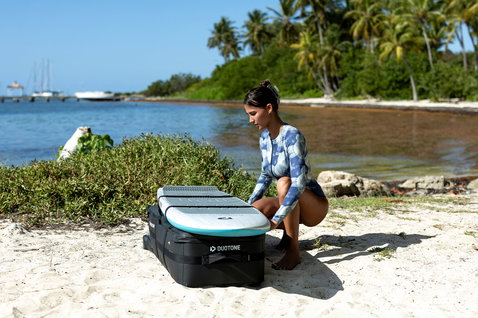 Borsa da viaggio con ruote Duotone Gearbag Foil Assist durante il disimballaggio su spiaggia tropicale
