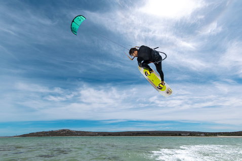 Duotone Evo LEI Kite und Gonzales Kiteboard beim Kitesurfen über dem Meer an einem sonnigen Tag