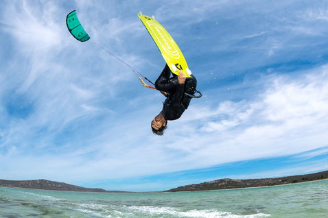 Duotone Evo Kite und Gonzales Kiteboard beim Kitesurfen über dem Meer im Freeriding-Sprung