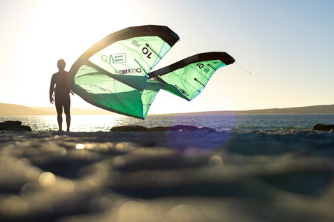 Duotone Evo LEI Kite 10m beim Kitesurfen am Strand im Gegenlicht der Abendsonne
