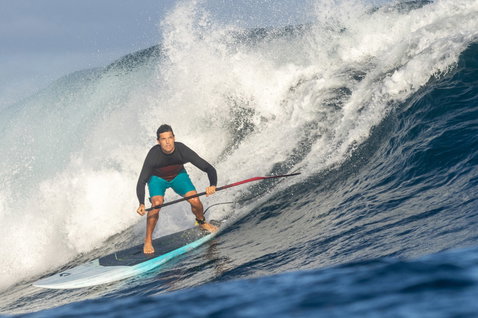 Duotone Cosmic SLS SUP planche de vague lors du surf sur l'océan