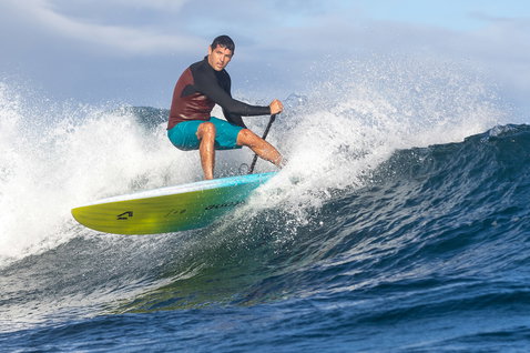 Duotone Cosmic SLS planche SUP de vague lors du surf de vague sur l'océan