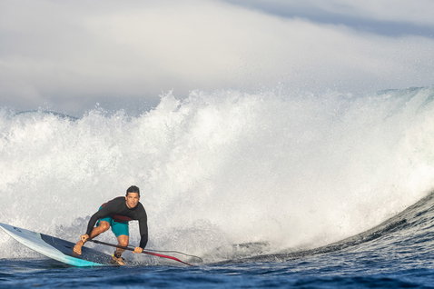 Duotone Cosmic SLS SUP wave hardboard lors d'une session de SUP surf sur l'océan