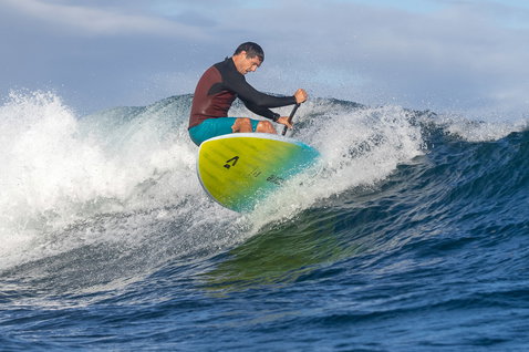 Duotone Cosmic SLS SUP board de vague lors d'une session de surf sur l'océan
