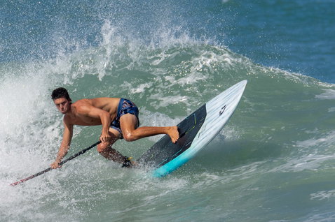 Duotone Cosmic SLS hardboard SUP de vague en train de surfer une vague sur l'océan