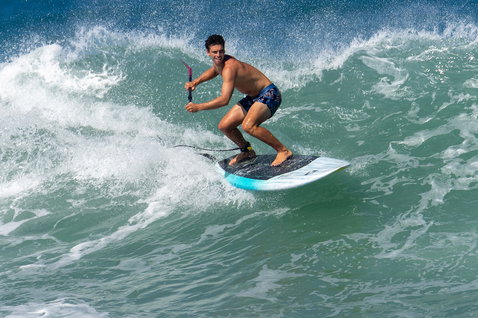 Duotone Cosmic SLS planche SUP de vagues en action sur l'océan