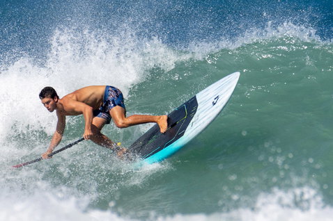 Duotone Cosmic SLS planche SUP de vagues lors d'une session de surf sur l'océan