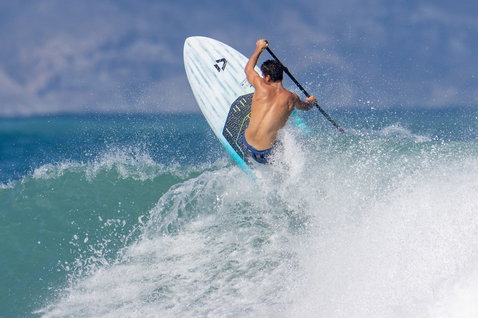 Duotone Cosmic SLS SUP wave hardboard en surf SUP sur l'océan