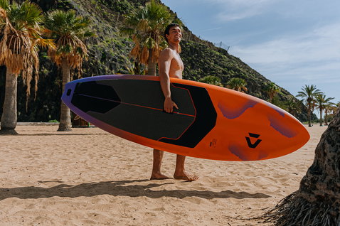 Duotone Cosmic SUP hardboard de vague sur plage tropicale en orange et violet