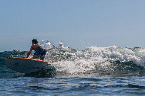 Duotone Cosmic SUP board de vagues lors d'une session surf en mer