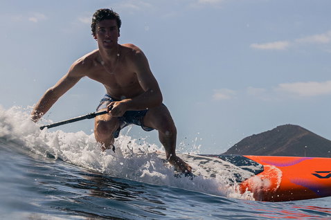 Duotone Cosmic SUP hardboard de vague en surf SUP sur l'océan avec littoral tropical